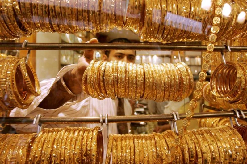 السبائك والجنيه كلمة السر.. جواهرجية الإسكندرية: أقل مصنعيه للجرام 85 جنيها وعزوف عن شراء المشغول تشهد محلات بيع الذهب فى الاسكندرية، إقبال ضعيف من المواطنين على شراء الأعيرة الشعب