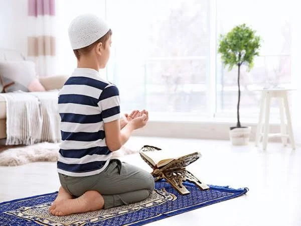 كيف تشجع طفلك على الصلاة فى الصغريؤمر الطفل بالصلاة إذا بلغ سن السابعه ، فالصلاة ركن من أركان الإسلام الخمسة ، وهي ركن من أركان الدين ، ويجب على كل