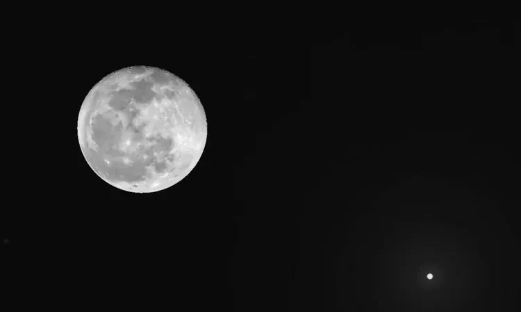 مساء الغد.. اقتران القمر وكوكب زحل منوعات شاهد المقال التالي من صحافة مصر عن مساء الغد اقتران القمر وكوكب زحل، تشهد الكرة الأرضية، غدا الأربعاء،