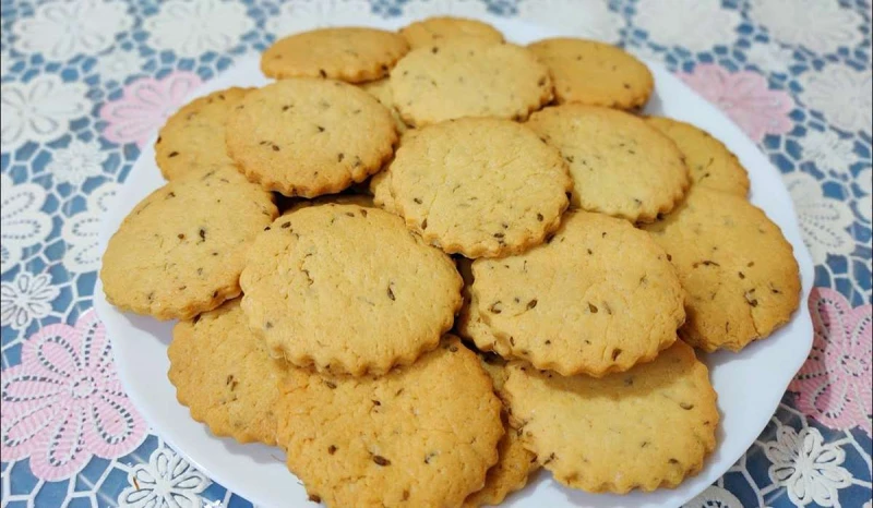 بسكويت اليانسون المقرمش اعمليه في دقائق بطريقة سهلة وسريعة وبيذوب في الفميعرف اليانسون باحتوائه على نسبة جيدة من مضادات الأكسدة فبالتالي يعمل على تعزيز صحة القلب والمناعة ويحمي من 