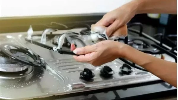وصفات للتخلص من الأوساخ في عيون البوتاجاز تنزعج ربة المنزل كثيرا من الأوساخ المتراكمة على عيون البوتجاز مما يؤدي إلى عدم تشغيل العيون بشكل جيد، لذلك