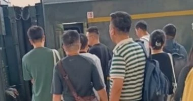 علشان يفضل جنب مراته.. صينى يشارك تفاصيل رحلته الصعبة يوميا إلى العمل المرأة والمنوعات شاهد المقال التالي من صحافة مصر عن علشان يفضل جنب مراته صينى