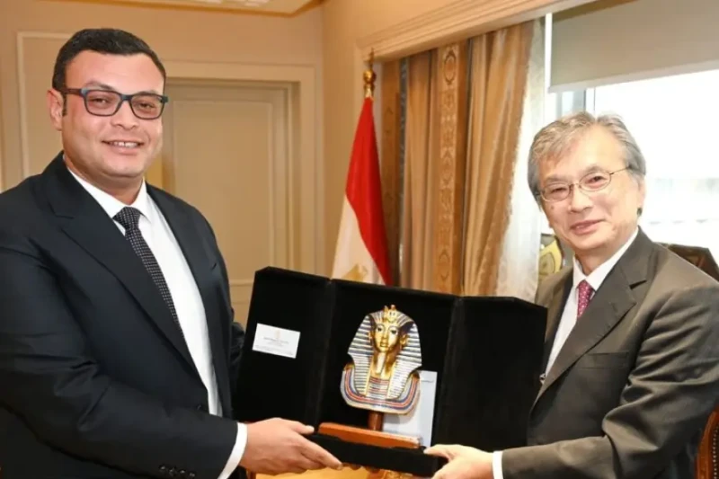 وزير الإسكان يبحث مع السفير الياباني بالقاهرة تعزيز التعاون بمجال التشييد والبناء وجذب الاستثماراتالتقى وزير الإسكان والمرافق والمجتمعات العمرانية، المهندس شريف الشربيني، السفير ال
