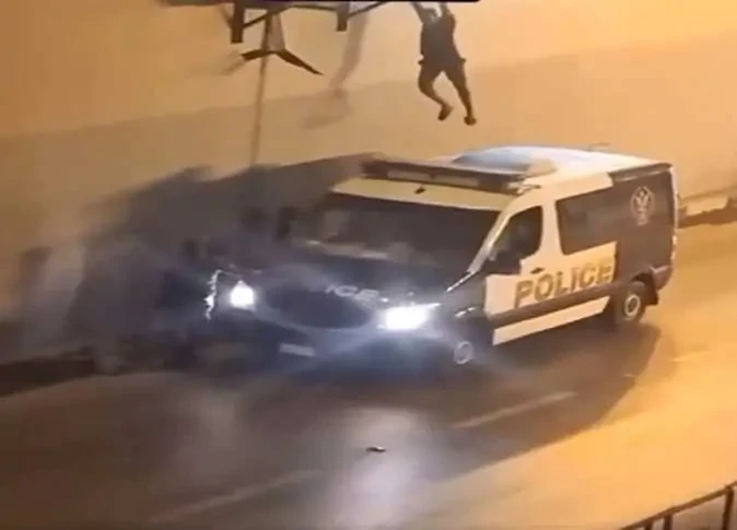 الداخلية تكشف ملابسات فيديو التريند على السوشيال ميديا الشرطة تساعد لص داخل نفق الإسماعيليةالشرطة تساعد لص كشفت وزارة الداخلية عن تفاصيل الحادث الذي