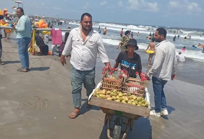 بعد رعب الأمس، الإقبال على شواطئ رأس البر يعود بعد تحسن حالة الجو (فيديو) شهدت شواطئ رأس البر تزايد إقبال المصطافين والرواد منذ أمس هربا من ارتفاع