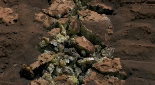 بلورات كبريت صفراء في صخرة مريخية! بانوراما شاهد المقال التالي من صحافة الأردن عن بلورات كبريت صفراء في صخرة مريخية!، عمون كشفت صخرة انكسرت بعد مرور المركبة الفضائية كيوريوسيتي الم
