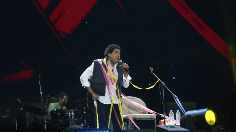 محمد منير يشعل حفل مهرجان العلمين.. ويهدي فلسطين يالعمارة العمارة أشعل الفنان محمد منير حفل مهرجان العلمين في دورته الثانية، مقدما مجموعة من أغانيه