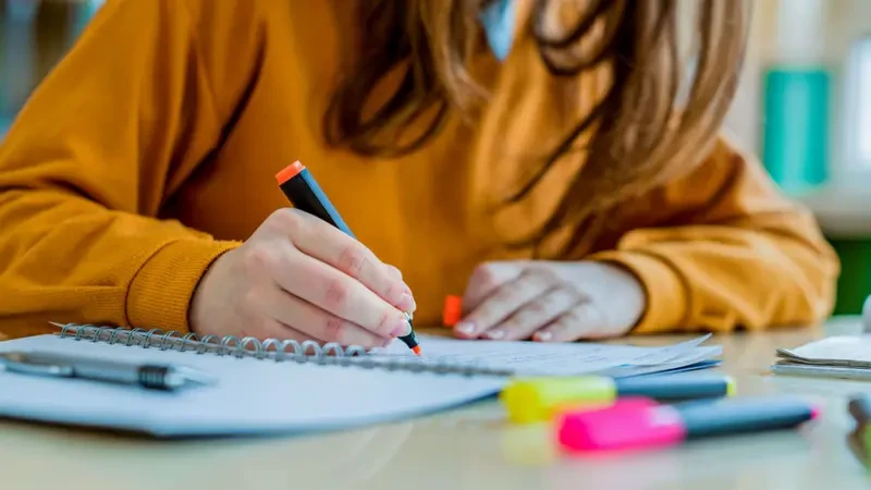 المذاكرة للأطفال بطريقة سليمة .. نصائح هامة تعرفي عليهاهناك العديد من الأسباب الأسباب الرئيسية والشائعة التي تجعل الأطفال يفقدون اهتمامهم بالدراسة،