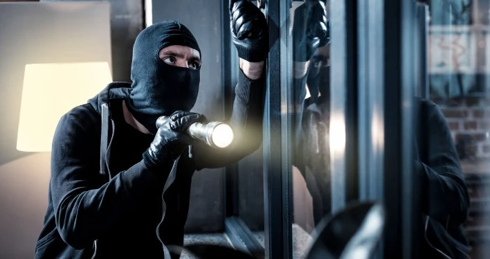 تفسير حلم الحرامي لابن سيرين و حرامي ولم يسرق شيء و حلم دخول حرامي للمنزل تفسير حلم الحرامي، هل رؤية الحرامي تبشر بالخير أم تنذر بالسوء؟ وما هي