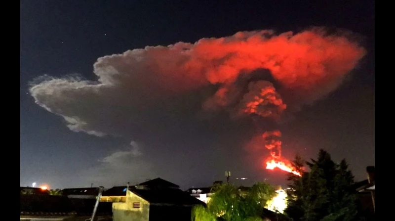 ثوران بركان إتنا.. ما قصة أكبر بركان نشط في العالم؟ شهدت مدينة كاتانيا بشرق صقلية في إيطاليا، شللا في حركة مطاراتها ورحالاتها الجوية وذلك بعد ثوران