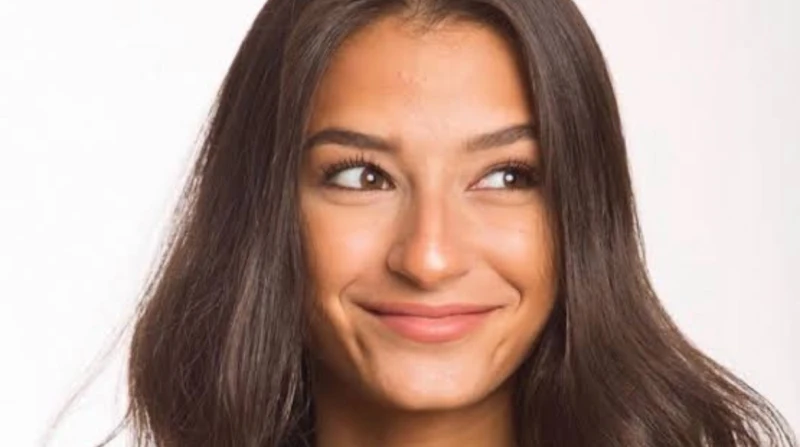 بعد إثارتها الجدل بكارت محروق.. من هي أميرة أديب؟ تعرضت الفنانة أميرة أديب لهجوم كبير عقب طرح أغنيتها كارت محروق، عبر مواقع التواصل الاجتماعي بسبب