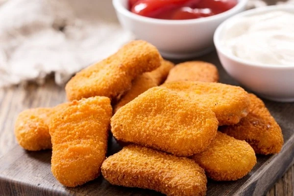 محبوب الأطفال.. وصفة لذيذة لعمل الناجتس في المنزل.إذا كنت من عشاق الطعام اللذيذ وتبحث عن وصفة تحضر في المنزل، فإن عملها يعتبر خيارا لذيذا وسهلا. إليك