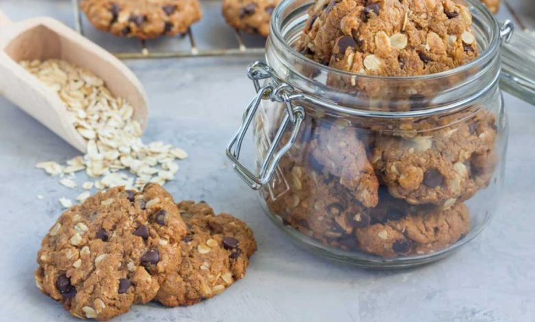 كوكيز الشوفان والزبيب بطريقة سهلةالمقادير الشوفان : 3 اكواب زبيب : كوب الزبدة : كوب (طرية) السكر البني : كوب سكر : نصف كوب (أبيض) البيض : 2 حبة الفانيليا : ملعقة صغيرة طحين : كوب و