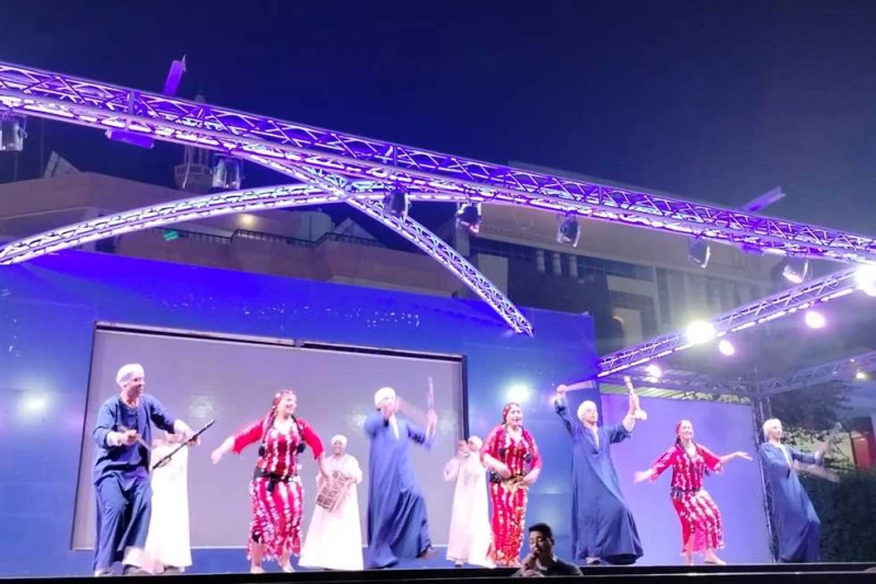 فلكلور سوهاج يدشن عروضه بصيف مطروح شهد مسرح النادي الاجتماعي، ليلة فنية جديدة، ضمن فعاليات برنامج صيف مطروح الذي تنظمه الهيئة العامة لقصور الثقافة