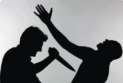 ما تفسير حلم شخص يقتلني لابن سيرين؟ تفسير حلم شخص يقتلني، ليس القتل محمودا في عالم الأحلام، ولا يلقى استحسانا عند الفقهاء، ويرتبط تأويل هذه الرؤية