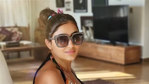 بملابس البحر .. شاهد مي عمر في أحدث إطلالة لها تقضي الفنانة مي عمر إجازتها الصيفية في الساحل الشمالي قبل الانشغال بتصوير أعمال جديدة.وشاركت مي عمر