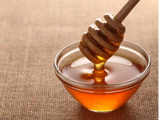 ما تفسير حلم العسل لابن سيرين والإمام الصادق؟ تفسير حلم العسل، إن رؤية العسل من الرؤى المحمودة التي تلقى استحسانا واسعا عند المفسرين، وقد تنوعت