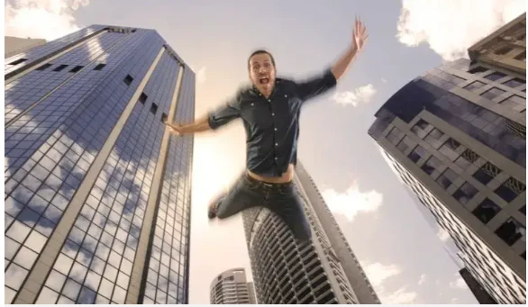 ما تفسير الحلم السقوط من مكان مرتفع لابن سيرين؟ تفسير الحلم السقوط من مكان مرتفع، إن رؤية السقوط من الرؤى الأكثر شيوعا في عالم الأحلام، ولا شك أن