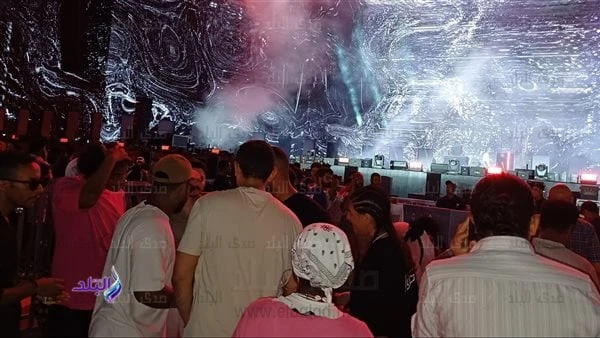 مهرجان العلمين.. بدء توافد الحضور على حفل محمد منير بدأ جمهور الكينج محمد منير في التوفد على مسرح الأرينا لحضور الحفل ضمن مهرجان العلمين. ومن المفترض