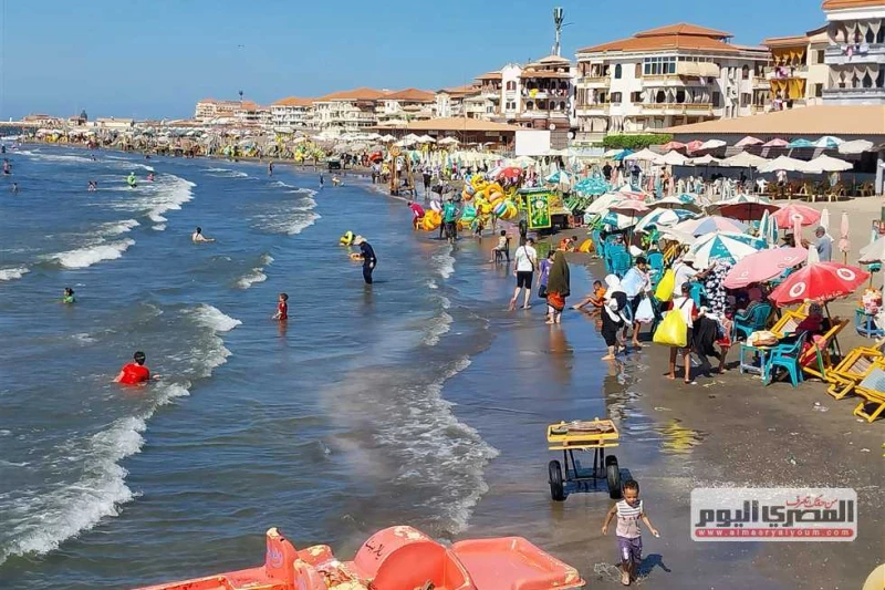 بعد انتهاء النوة.. عودة الحياة لطبيعتها بشواطئ رأس البر واستمرار توافد الأهالي شهدت مدينة رأس البر استقرارا في ارتفاع الأمواج كذلك انتهاء ظاهرة