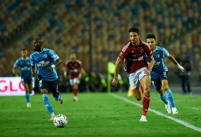 الأهلي يفاجئ بيراميدز بهذا التصرف قبل مواجهة الدوري الليلة أقدم مسؤولو النادي الأهلي برئاسة محمود الخطيب، على تصرف مفاجئ قبل مواجهة بيراميدز، مساء