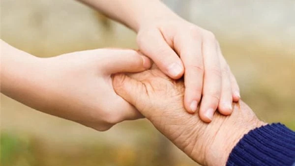 هل يجوز الكذب لجبر الخواطر؟.. أمين الفتوى يردورد إلى دار الإفتاء المصرية سؤال خلال البث المباشر على صفحة التواصل الاجتماعي فيسبوك، قالت سائلة: لو أمي حلفتني أقول الحق وأنا عارفة لو