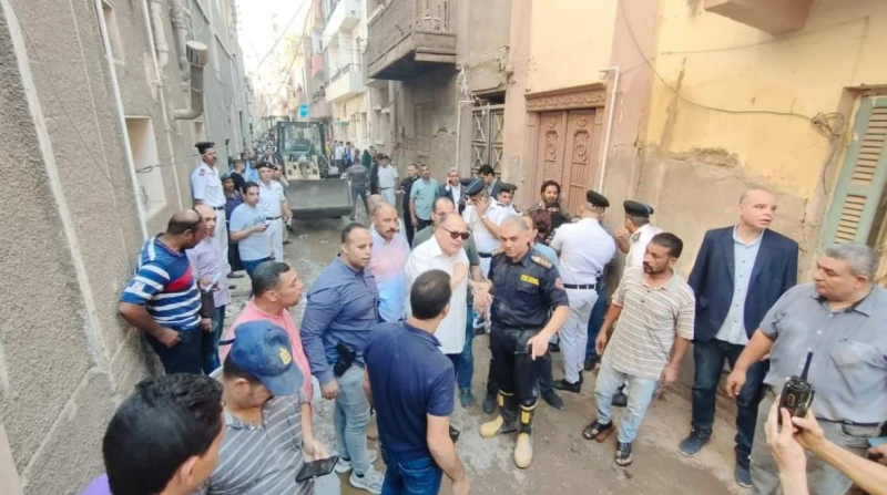 تعويضات عاجلة للمصابين وأسر ضحايا انهيار عقار بأسيوط أعلن محافظ أسيوط، اللواء عصام سعد، اليوم الإثنين، عن صرف تعويضات عاجلة للمصابين وأسر المتوفين في