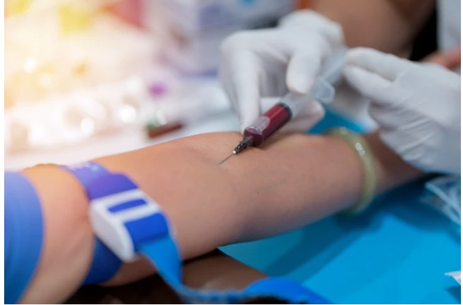 تفسير حلم سحب الدم لابن سيرين تفسير حلم سحب الدم قد يوحي بالعديد من الدلالات الحياتية الآنية والمستقبلية حسب ما يحكيه الحالم، فقد يرى الفرد أن أحدهم