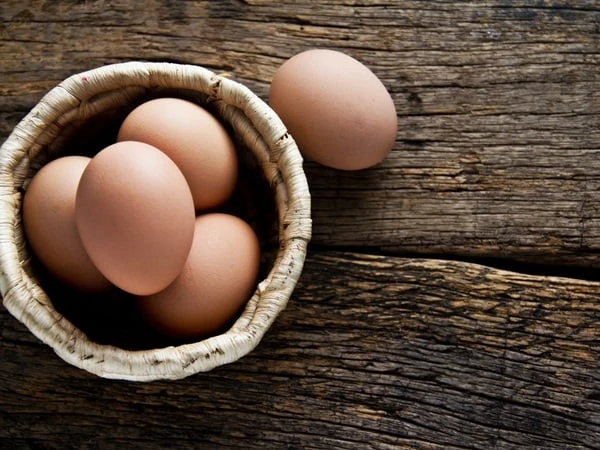 رؤية البيض في المنام للمتزوجة تدل على ..؟! دلالة البيض في الحلممن المعلومات الشائعة عن تفسير الأحلام أن رؤية البيض في المنام ينذر بالنكد والمشاكل