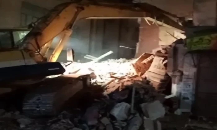 انهيار منزل قديم مكون من 3 طوابق في طنطا دون إصابات (صور) شهدت منطقة الجانبية بطنطا، في الساعات الأولى من صباح اليوم، انهيار منزل سكني مكون من 3