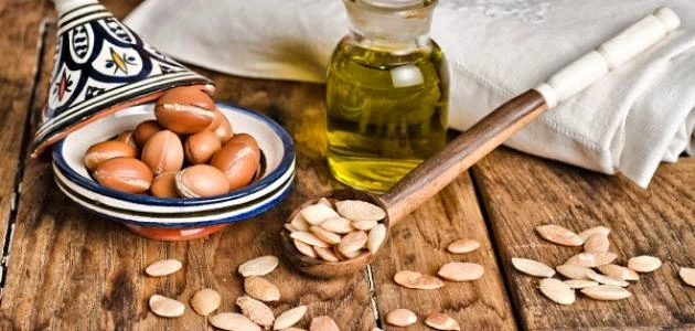 ما هي فوائد زيت الأركان للبشرة.يساعد في التخلص من البقع الداكنة والتصبغات التي تنتج من التقدم في السن بفضل احتوائه على كمية كبيرة من مضادات الأكسدة