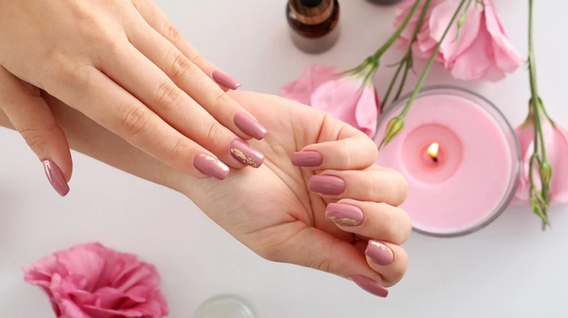 وصفات طبيعية لتقوية الأظافر وتسريع نموهاتعانى المرأة أحيانا من ضعف الأظافر التي تعرض للكسر لأتفه الأسباب، لذلك تبحث عن كل الطرق الممكنة التي تساعدها