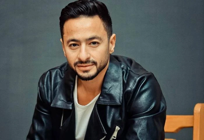 شعره كله أبيض، حمادة هلال يصدم جمهوره في أحدث ظهور (فيديو) أثار الفنان حمادة هلال الجدل، بعد ظهوره بلوك جديد ومختلف عن الشكل المعتاد عليه افاق عربية، ولكن اتضح أن الفنان يصور فيديو