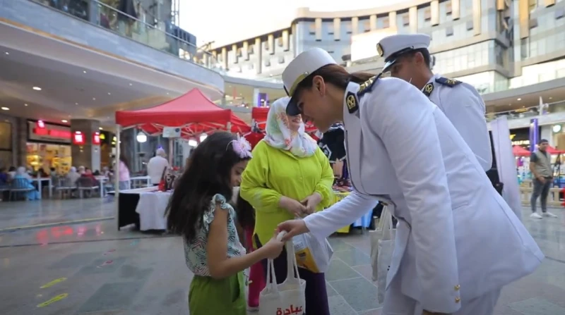 وزارة الداخلية توزع هدايا على المواطنين بمناسبة 30 يونيو شاركت وزارة الداخلية المواطنين احتفالات ذكرى ثورة 30 يونيو، بتوزيع الهدايا عليهم في الشوراع