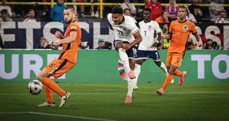 بالفيديو.. لدغة واتكينز تقود الإنجليز إلى نهائي يورو 2024 حقق المنتخب الإنجليزي فوزا قاتلا على نظيره الهولندي، بهدفين مقابل هدف وحيد، في نصف نهائي بطولة يورو 2024. وافتتح تشافي سيم