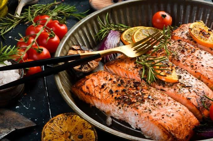 بهذه الطريقة تستطيعين التخلص من التجاعيد ..يعتبر السلمون أحد الأطعمة الصديقة للمرأة، إذ تبين أن تناوله يساعد على شد الوجه والحؤول دون ظهور التجاعيد وجعل البشرة أكثر نضارة، بفضل احت