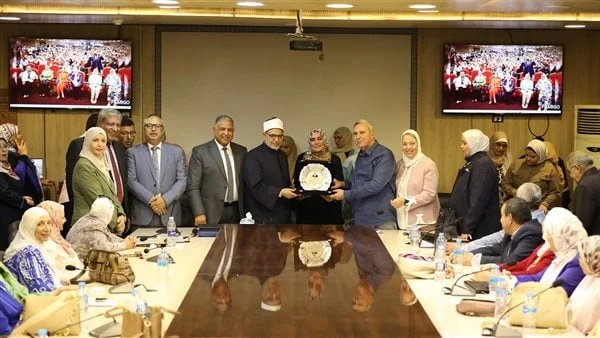 رئيس جامعة الأزهر يشيد بجهود طب بنات القاهرة ويعلن وضع حجر الأساس للكلية الجديدةأشاد الدكتور سلامة داود، رئيس جامعة الأزهر، بجهود كلية طب البنات