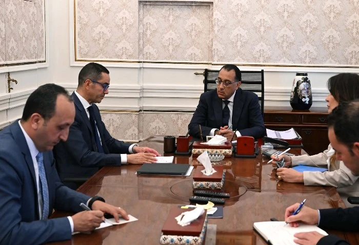 رئيس الوزراء يستعرض مع حسن الخطيب تحسين مناخ الاستثمار اجتمع اليوم الدكتور مصطفى مدبولي، رئيس مجلس الوزراء، مع المهندس حسن الخطيب، وزير الاستثمار