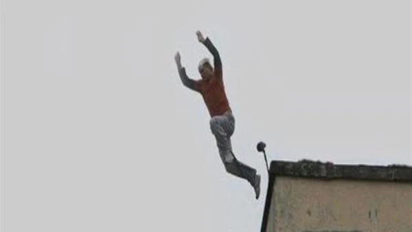 أبوه وأمه انفصلوا عن بعض.. شاب يلقي بنفسه من أعلى كوبري قصر النيل ألقي شاب بنفسه فى نهر النيل من أعلي كوبري قصر لنيل بسبب أزمات مالية ونفسية.وتلقت