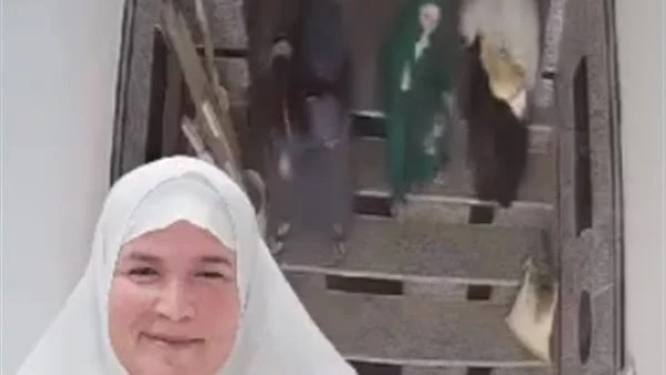 بعد القبض على زوجة ابنها.. الحما المضروبة تثير الجدل بالسوشيال ميديا تصدرت حنان التي ضربتها زوجة ابنها في مقطع فيديو تريند السوشيال ميديا. وأثارت