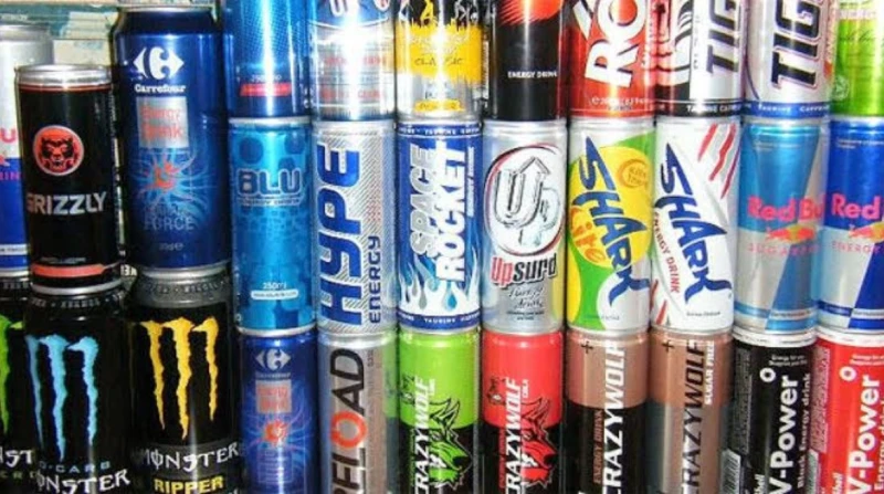أضرار مشروبات الطاقة على الأطفال.. زيادة ضربات القلب وارتفاع ضغط الدم يلجأ الكثير من الناس، وخاصة الأطفال، إلى مشروبات الطاقة لاحتوائها على نسبة