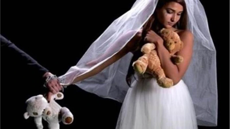 القبض على أم زوجت ابنتها القاصر عرفيا وشاب متهم بالاعتداء الجنسي نجح رجال مباحث القاهرة من القاء القبض علي سيدة، لاتهامها بتزويج ابنتها القاصر عرفيا