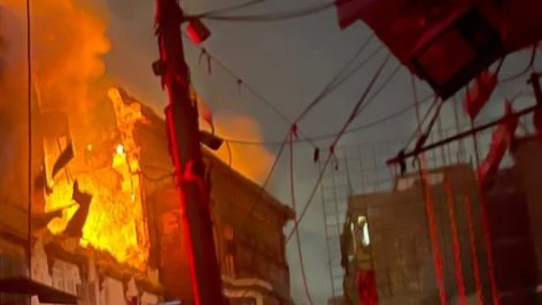 مباحث الموسكي تستمع لأقوال شهود العيان لكشف ملابسات حريق عقار العتبة يستمع رجال مباحث الموسكي لأقوال شهود العيان لكشف ملابسات واقعة حريق عقار بداخله