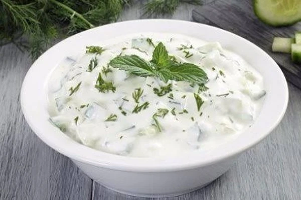 أسهل وصفة ل الثومية السورية في المنزل .. خطوات.تعد الثومية السورية من الأطباق اللذيذة والغنية بالنكهات، ويمكنك تحضيرها بسهولة في منزلك لتستمتع بتجربة طهي فريدة. دعونا نستعرض وصفة ل