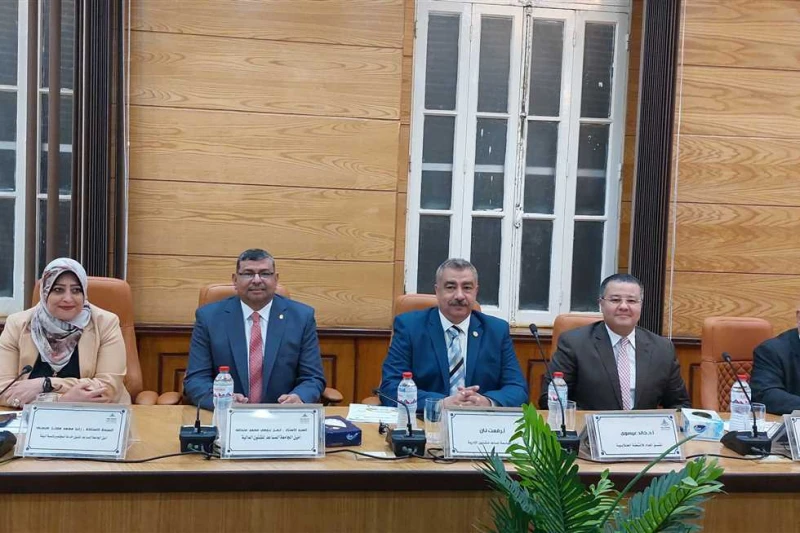 انعقاد مجلس جامعة بنها بحضور محافظ القليوبية (تفاصيل) عقد مجلس جامعة بنها، اليوم الثلاثاء، اجتماعه برئاسة الدكتور ناصر الجيزاوي رئيس جامعة بنها، بحضور المهندس أيمن عطيه محافظ القلي