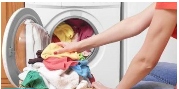 ما تفسير حلم غسيل الملابس لابن سيرين؟ تفسير حلم غسيل الملابس، إن رؤية الثياب تدل على العافية والستر، والثياب محمودة في المنام إلا إذا كانت متسخة، دل