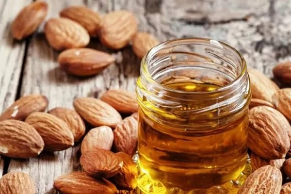 فوائد زيت اللوز الحلو: الذهب السائل للعناية بالبشرة والشعر.زيت اللوز الحلو يعتبر من الزيوت الطبيعية الغنية والفعالة للعناية بالبشرة والشعر. إليك نظرة