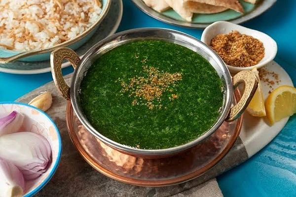 وصفة سهلة لتحضير طبق الملوخية المصري.الملوخية المصرية هي واحدة من الأطباق الشهيرة والمحبوبة في المطبخ المصري، وتتميز بطعمها الشهي وقوامها اللذيذ.