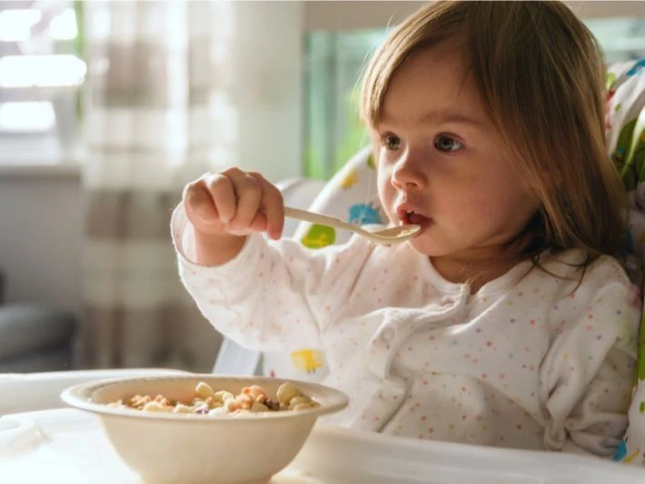 أكلات للأطفال بعمر السنتين.. تعرفى على الأكلات الصحية لأطفالكيحتاج الأطفال إلى رعاية إضافية خلال سنوات نموهم، خاصة بعد سن الثانية عندما يبدأ الأطفال في تناول أشياء مختلفة، يصبح من