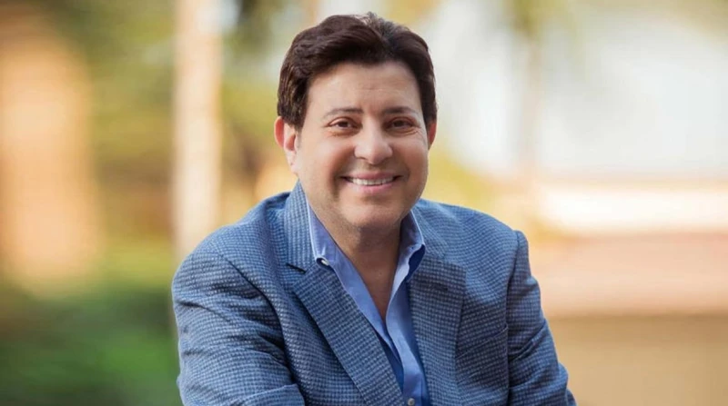 هاني شاكر يدافع عن عمرو دياب: إنسان جميل.. بلاش تدبحوه (فيديو) دافع نقيب المهن الموسيقية السابق، الفنان هاني شاكر، عن المطرب عمرو دياب، على خلفية